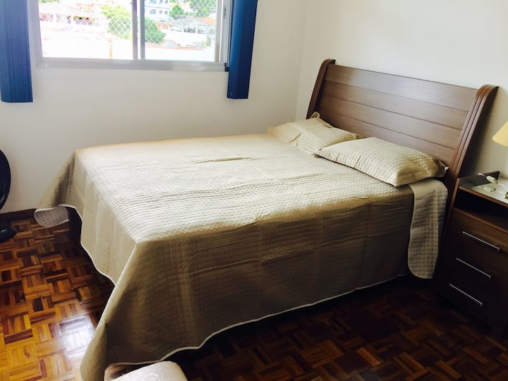 DHOMA E GJUMIT 1 - Krevat dopio me dyshek të ri pranveror,  shumë i rehatshëm.