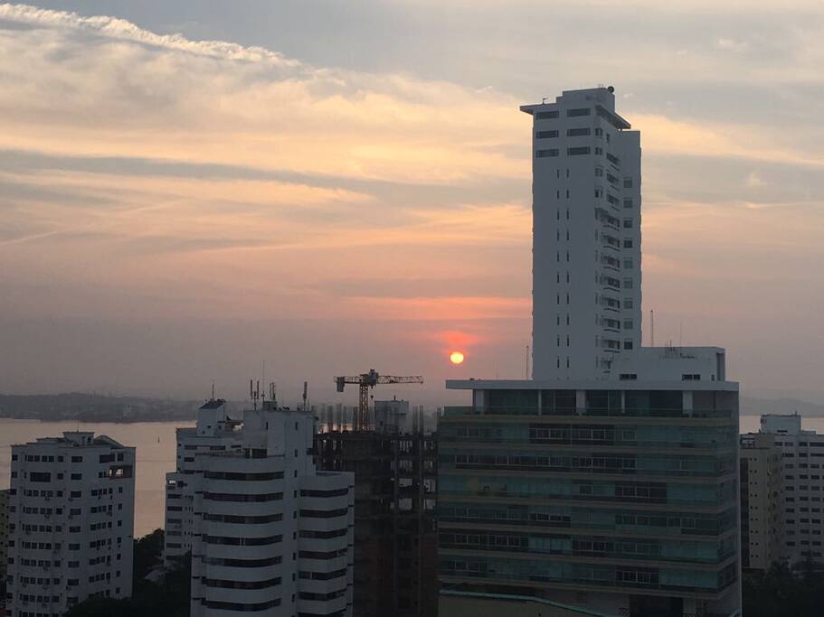 Respira y observa el amanecer de esta encantadora ciudad. desde la habitación