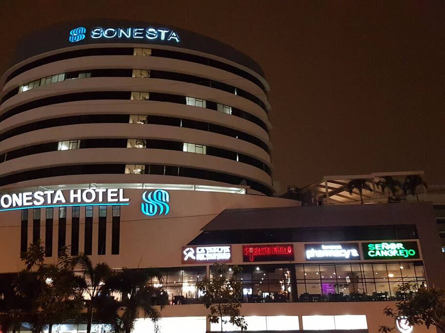 Frente a restaurantes y bancos