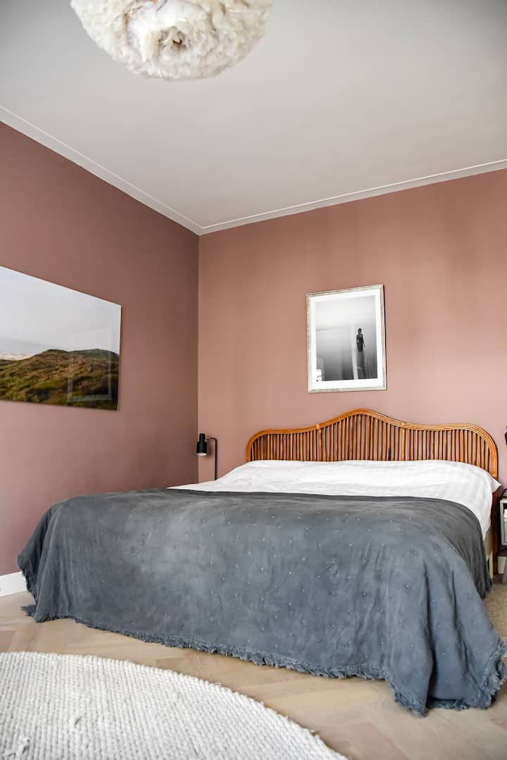 Glavna spavaća soba na prvom katu s krevetom veličine 200 x 200. Soba se nalazi na stražnjoj strani kuće. S klima-uređajem.