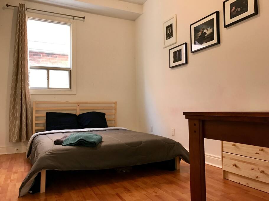 Queen sized bed & 12' ceilings.