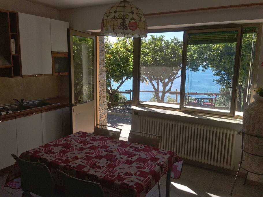 L'appartamento è esposto a sud: la finestra ti offre una splendida vista sul mare