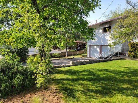 Condo walking distance to pubs and restaurants!