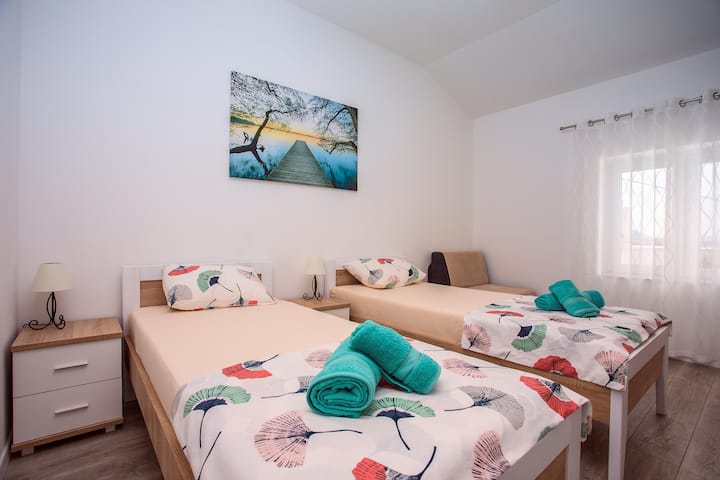 Chambre n ° 3 avec deux lits simples 90x200 et canapé adapté pour une personne, climatisation et vue imprenable.