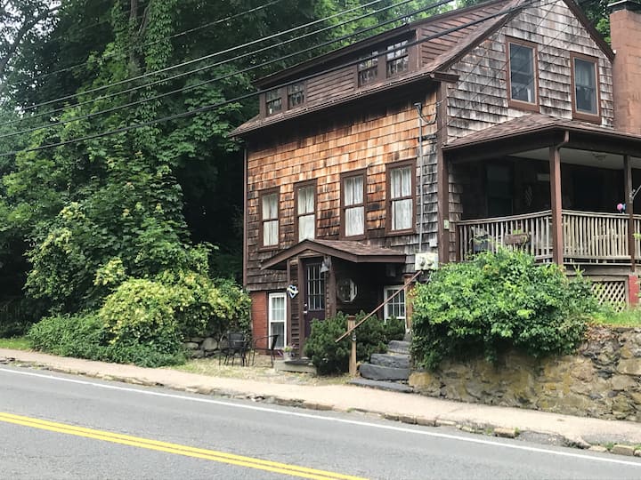 Whimsical Wickford...Cozy One Bedroom Apartment Apartments for Rent