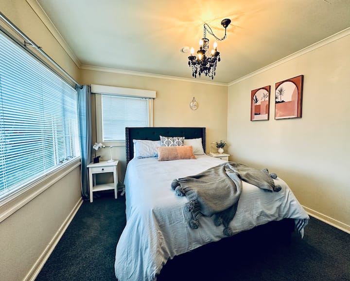 ห้องนอน - เตียงควีนไซส์โคมไฟข้างเตียงแบบชาร์จไร้สาย