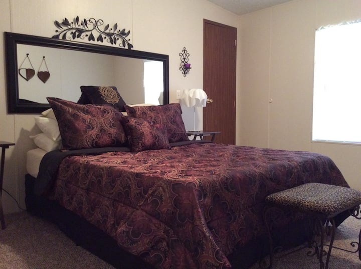 Втора спалня с двойно легло, матрак от мемори пяна, стол за сядане и телевизор, монтиран на стената, осигуряващ 100 - те филма, предавания и програми за ваше удоволствие. 