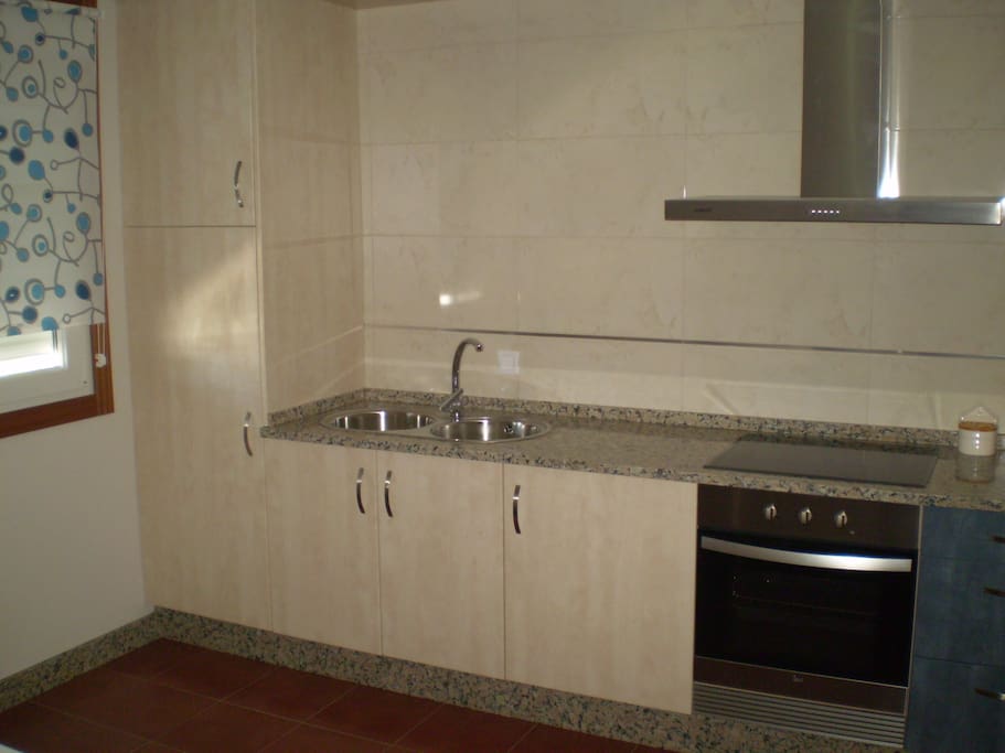 Cocina con horno,nevera y microondas.