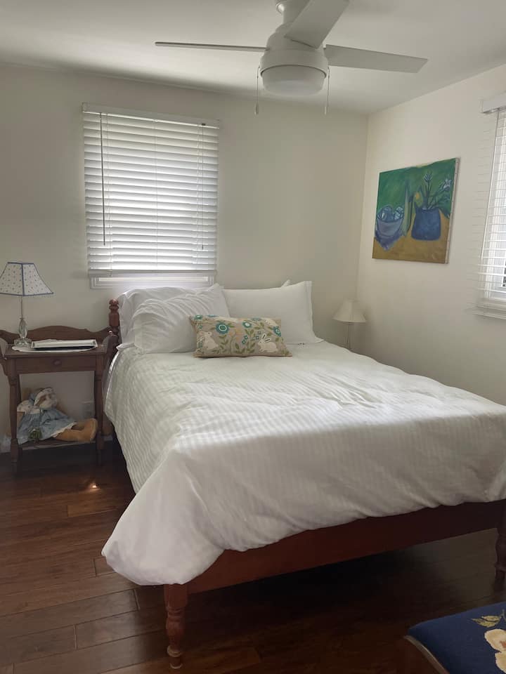 ห้องนอน #1 รังนก
เตียงขนาดใหญ่
ตู้เสื้อผ้าและตู้เสื้อผ้า