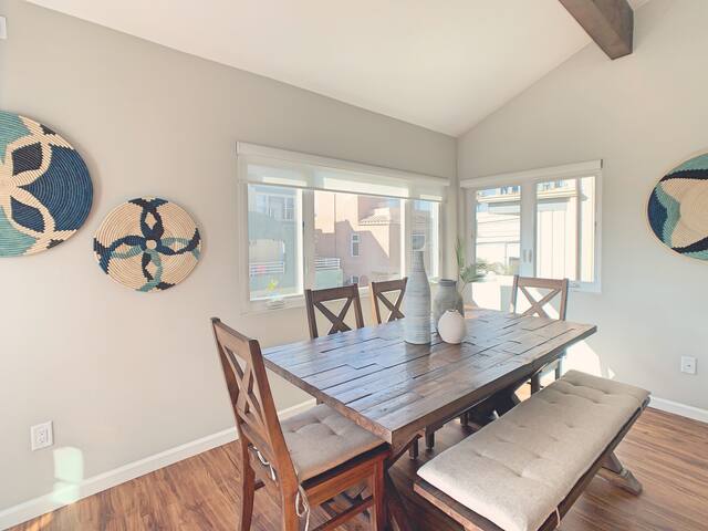 NEWLY RENOVATED Mission Beach 5-bedroom getaway gallery image 5