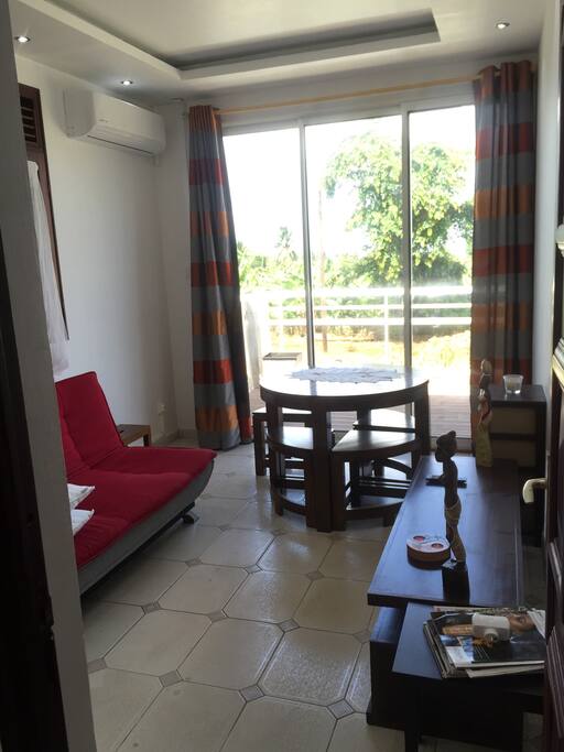 Séjour climatisé avec vue mer, terrasse en deck, canapé clic clac 2 places, TV fourni avec canal satellite inclus