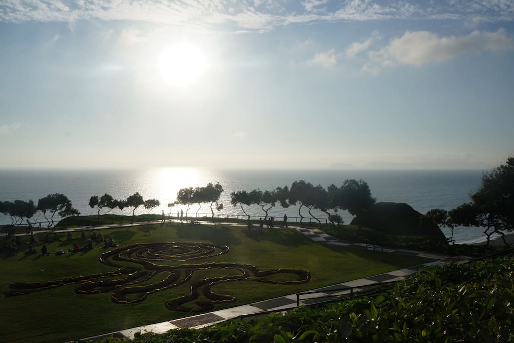 We are very close to the boulevard with a spectacular view at the Pacific!!!