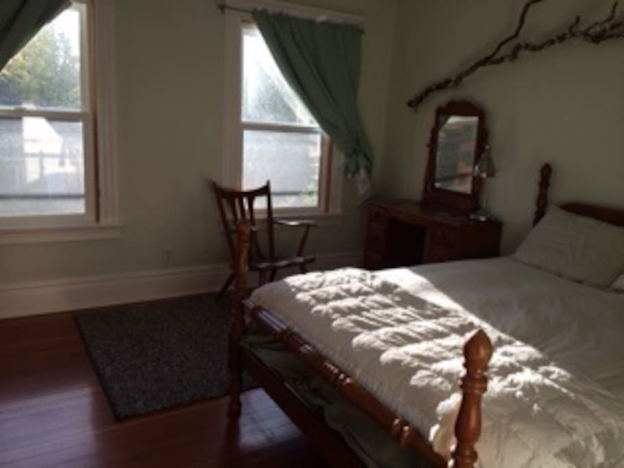 Middle bedroom