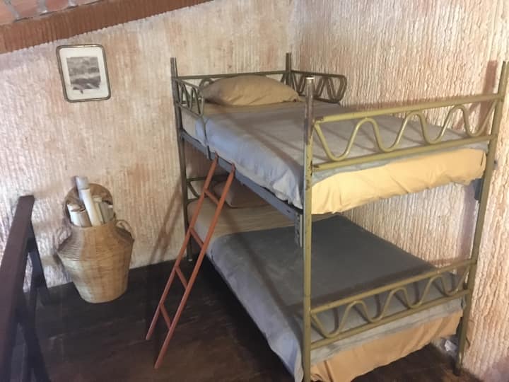 Literas individuales en tapanco