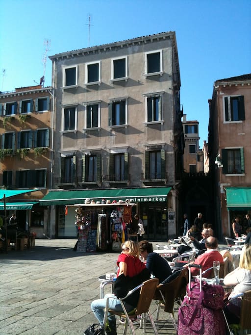 L'appartamento è al secondo piano del palazzotto grigio. Le finestre della camera degli ospiti sono la prima e la seconda da sinistra.
L'appartement est au deuxième étage du bâtiment. Les fenêtres de la chambre sont la première et la deuxième de gauche à droite.