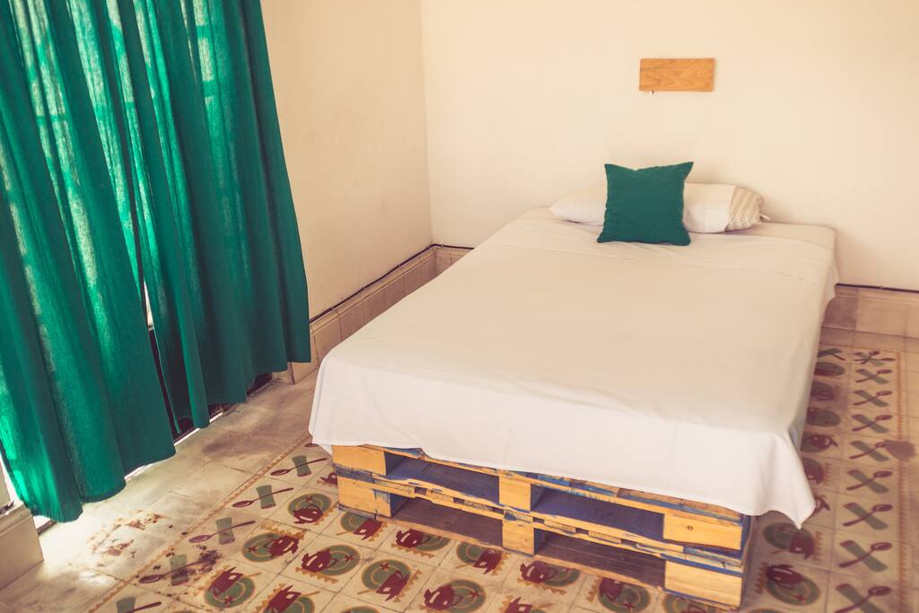 Cama matrimonial y piso original de la Casa recién remodelada.