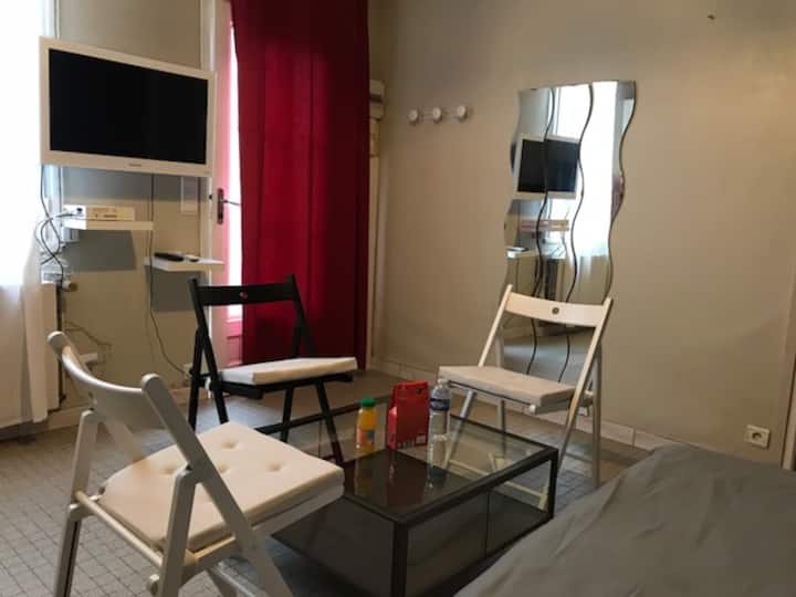 电视和无线网络休闲客厅：
6ED0