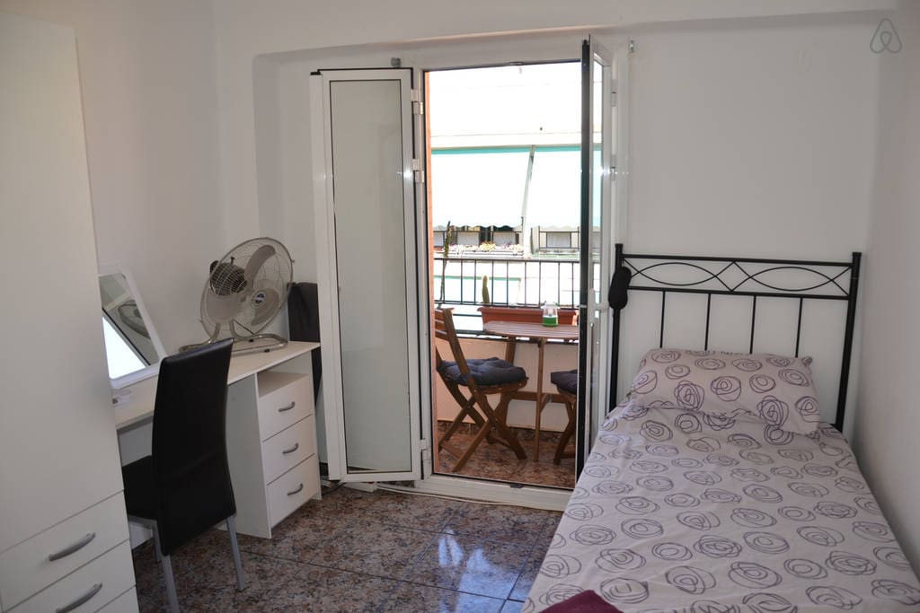 Single room with charming balcony - habitación individual con balcon encantador