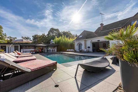 Villa with pool, golf area
