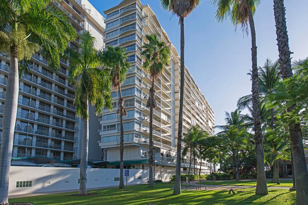 Waikiki Shore Neighbors Fort Derussy Park