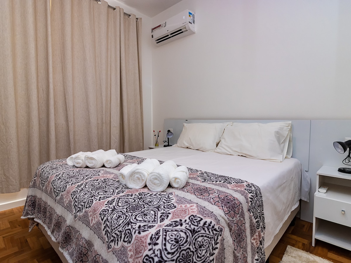 Veća soba s bračnim krevetom
+ TV