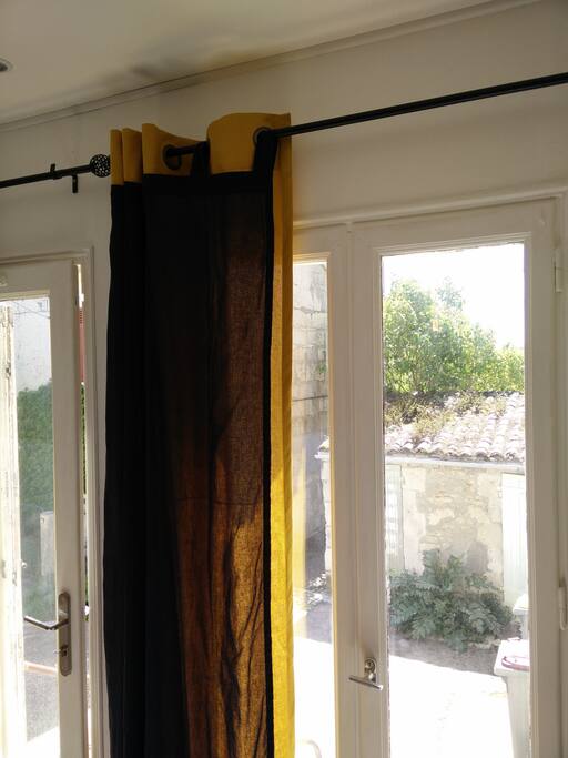 Vue sur cour et accès privé à l'appartement