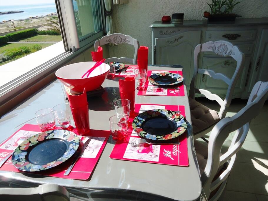 Vaisselle assortie.
5 Verres : de l'apéritif au Champagne...