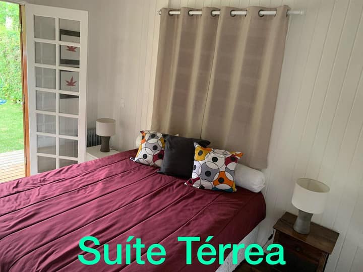 Პირველ სართულზე მდებარე აპარტამენტს აქვს დიდი კარადა, მისაღები ოთახითა და სახლის წინ მდებარე ტერასით, რომელიც ინტეგრირებულია ზედა ავტოფარეხებთან, ხელს უწყობს ბარგის ჩატვირთვასა და გადმოტვირთვას, ასევე, მათ, ვისაც კიბეები არ უყვარს.