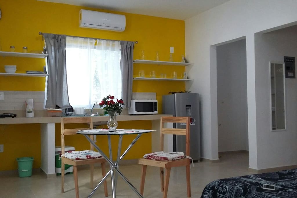 sala cocineta en el departamento.