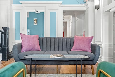 Top performing Airbnb: La Monarca by Kasa | Enjoy Bay Window Views in Downtown