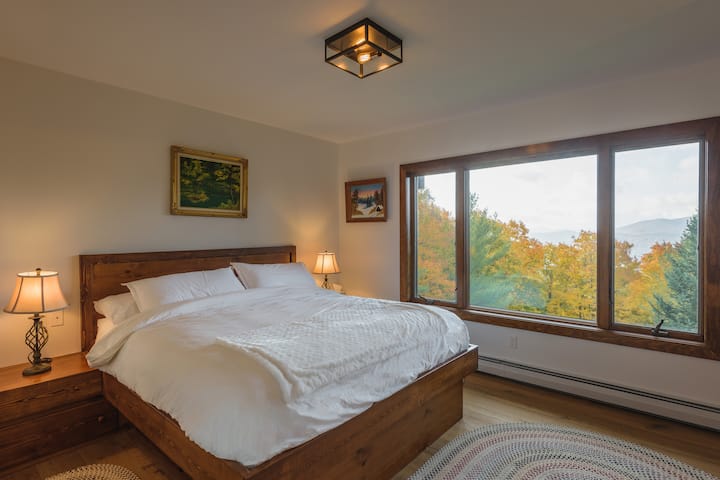 Основна спалня с изглед към есента