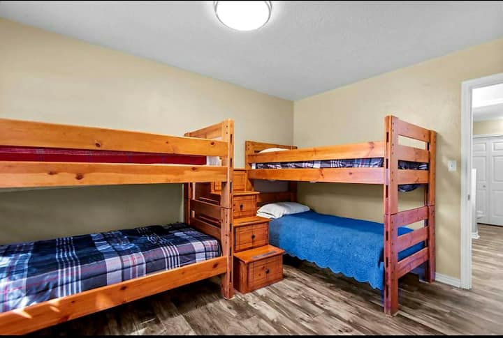 Spavaća soba 3
Water Front House
(Crvena kuća)

Dva para bračnih kreveta na kat!
Dakle, ukupno 4 blizanca!
Smart TV dolazi sredinom srpnja.
Košarkaški obruč iznad vrata
Ventilator
Knjige za djecu!