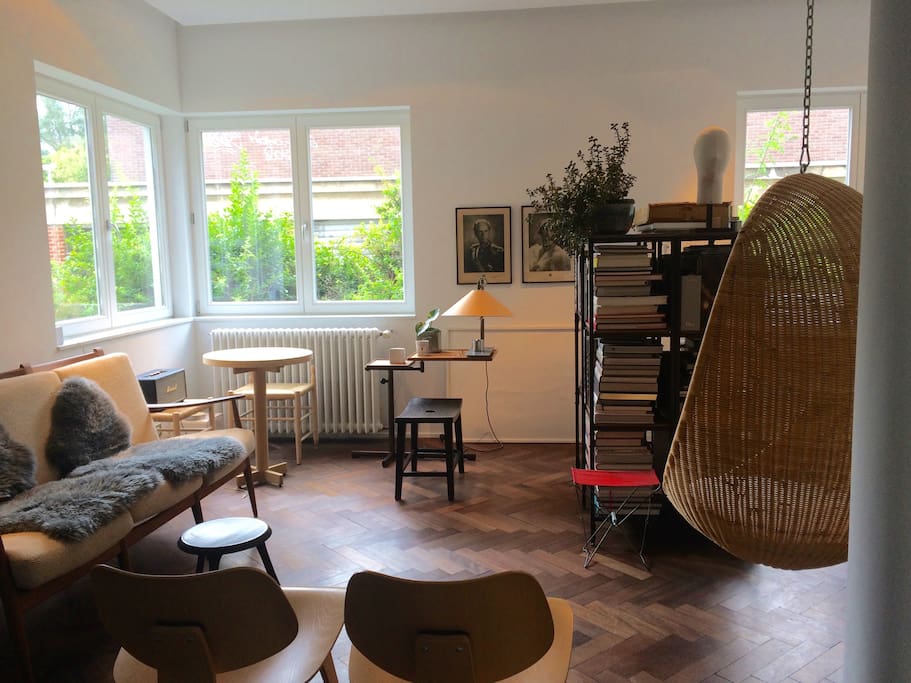 Petit salon / bibliothèque accessible attenant à l'atelier.