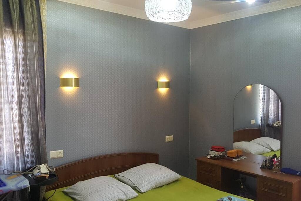 Спальня с балконом. Bedroom with balcony