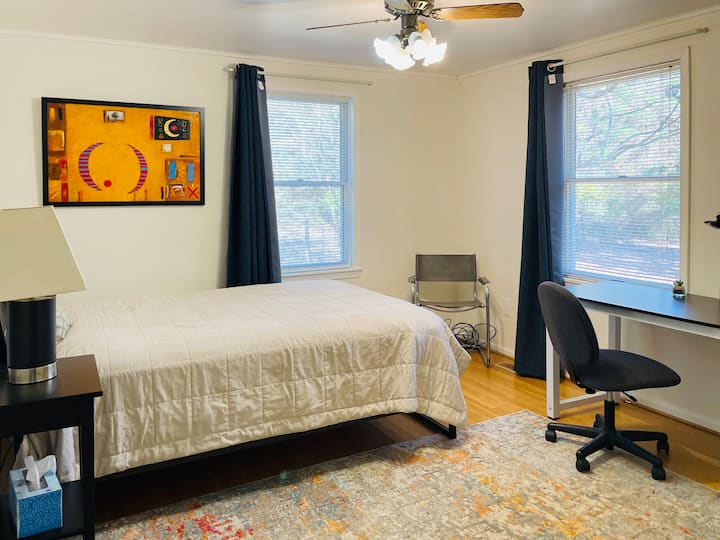 ห้องนอนที่ 2 มีเตียงและโต๊ะทำงานขนาดใหญ่