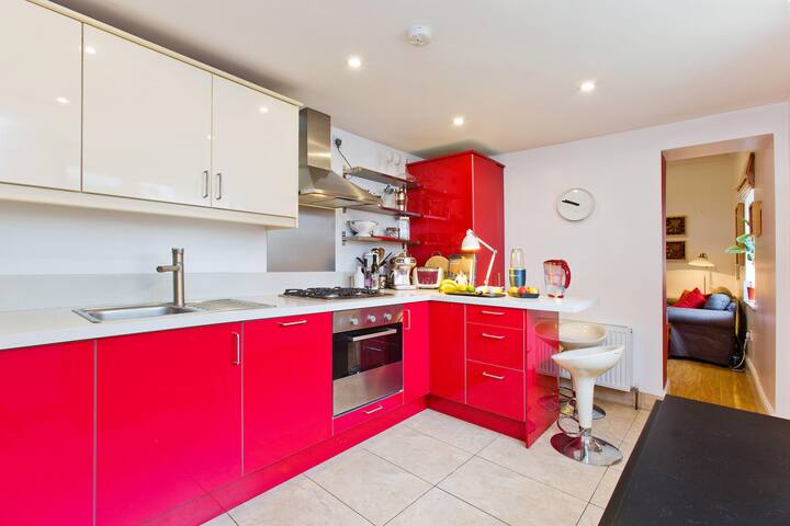 A beautiful cottage in the heart of Dublin! gallery image 2