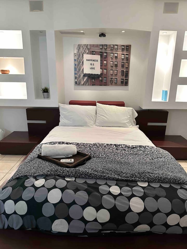 Chumba cha kulala cha kiwango cha juu kilicho na kitanda cha ukubwa wa malkia.