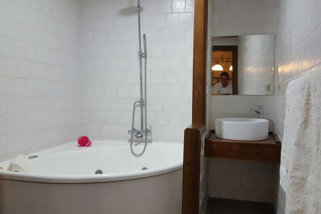 Baño con jacuzzi