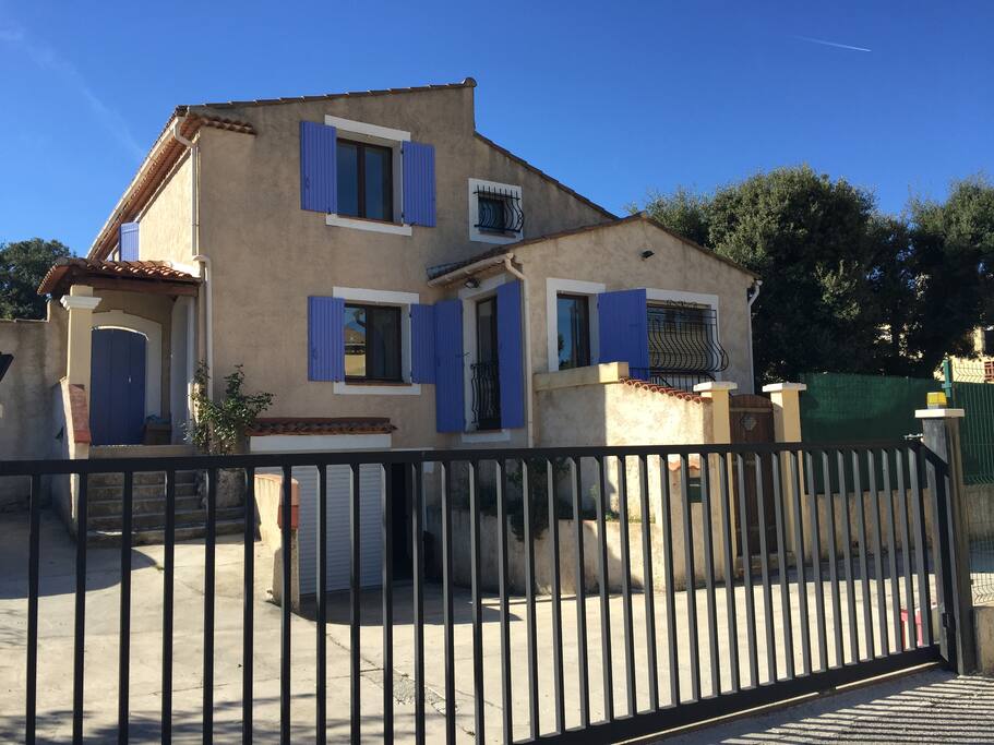 La maison avec 3 places de parking et un garage