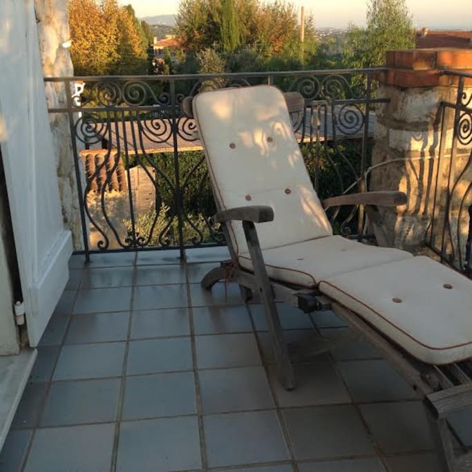 Terrasse de la chambre avec chaises longues