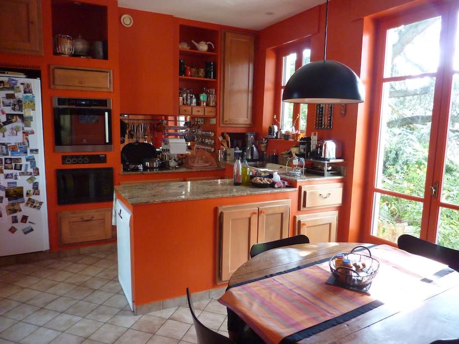 Cuisine donnant sur la terrasse sud et sur la terrasse piscine