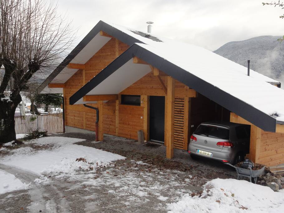 Arrière maison, abri voiture et parking