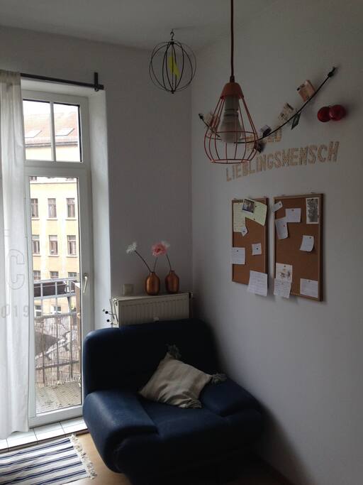 Bequemer Sessel mit Blick auf den Balkon
