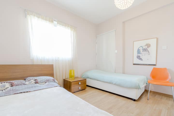 Dormitorio con  cama de 120x190 y cama de 90x190