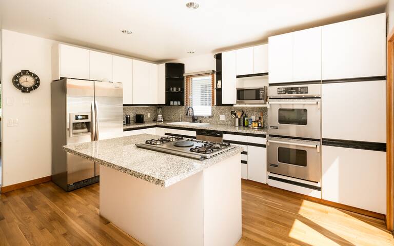 ✨ Large & Quiet 4bed/3bath in Central Venice Beach gallery image 4