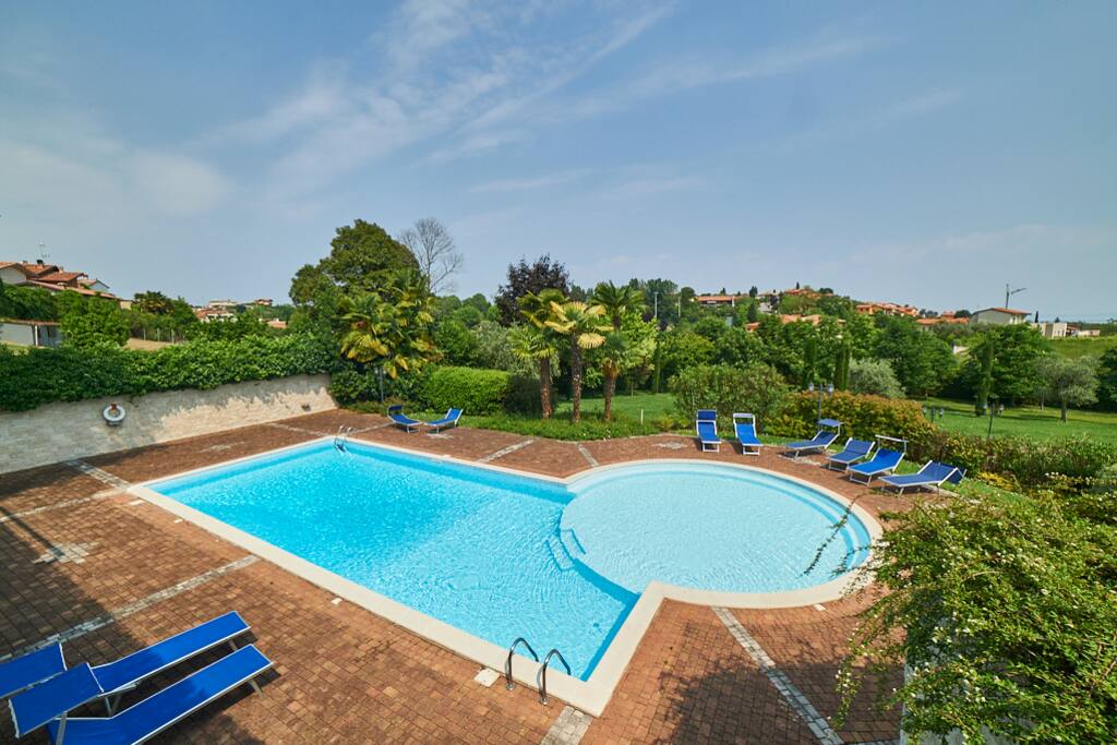 la piscina nel parco