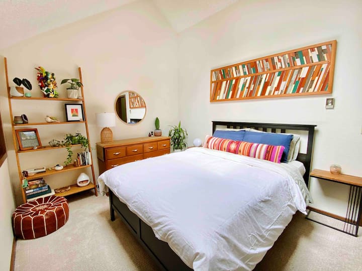 Chumba cha kulala cha roshani kilicho na mwangaza wa anga ulio na kitanda cha malkia, kabati, kabati na mavazi. Utalala vizuri kwenye godoro letu la mseto kutoka Awara.