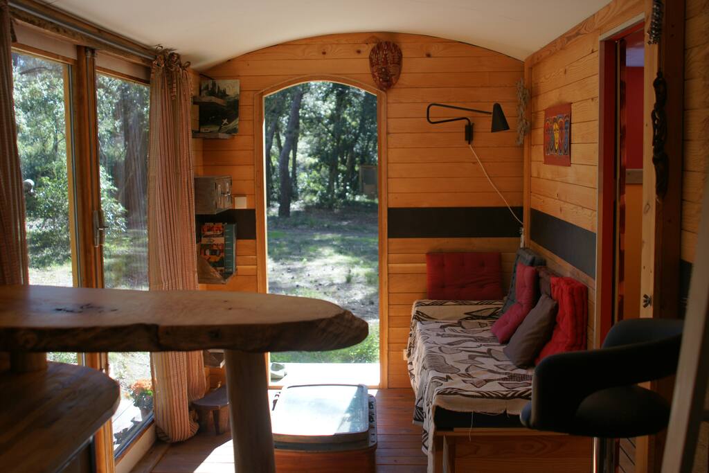 Espace intérieur lumineux, donnant sur la pinède.