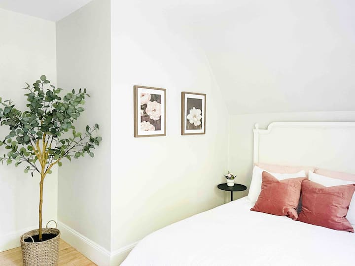 Მესამე სართულის განათებით სავსე საძინებელი 152 × 203 სმ საწოლით