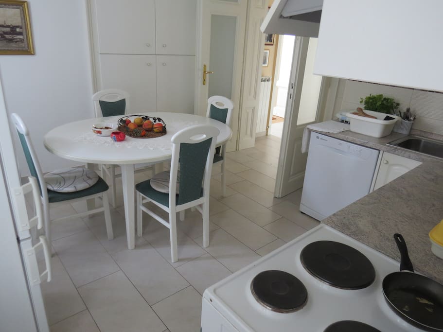 Kitchen with diningroom